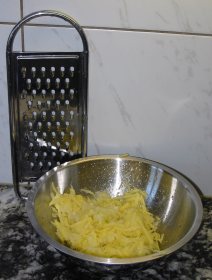 Kartoffel und Zwiebel gerieben